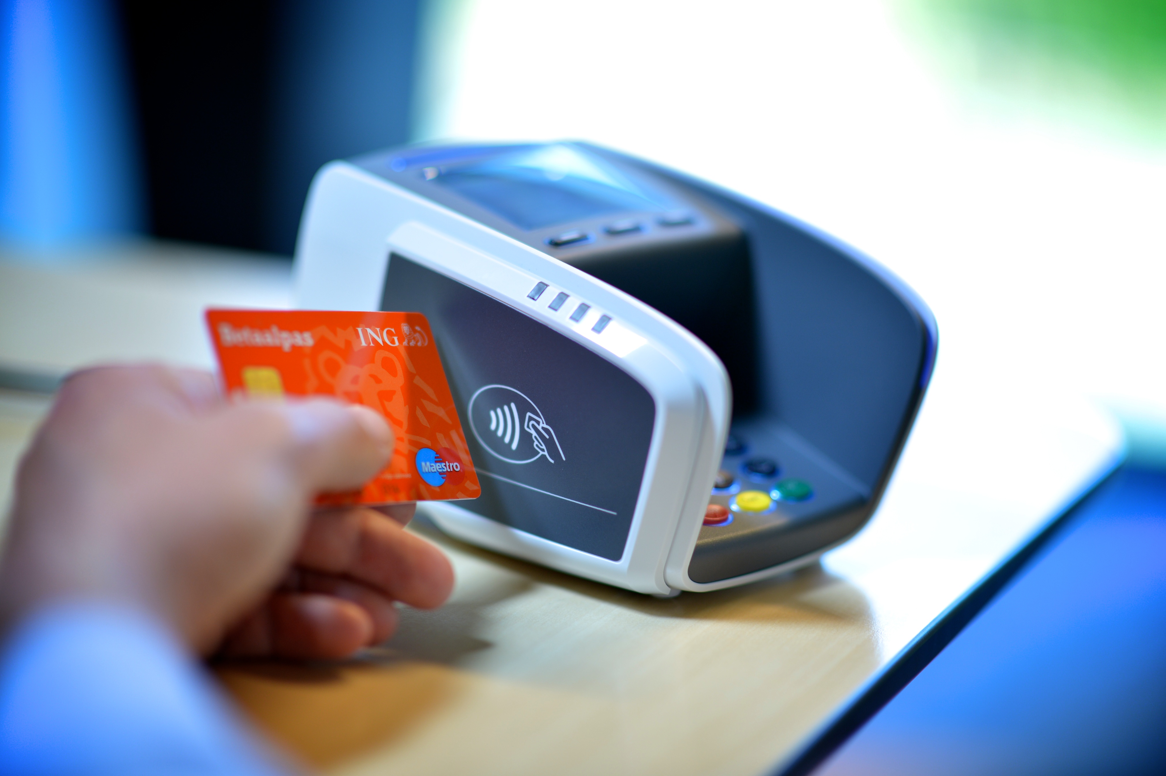 Digital payment card and terminal